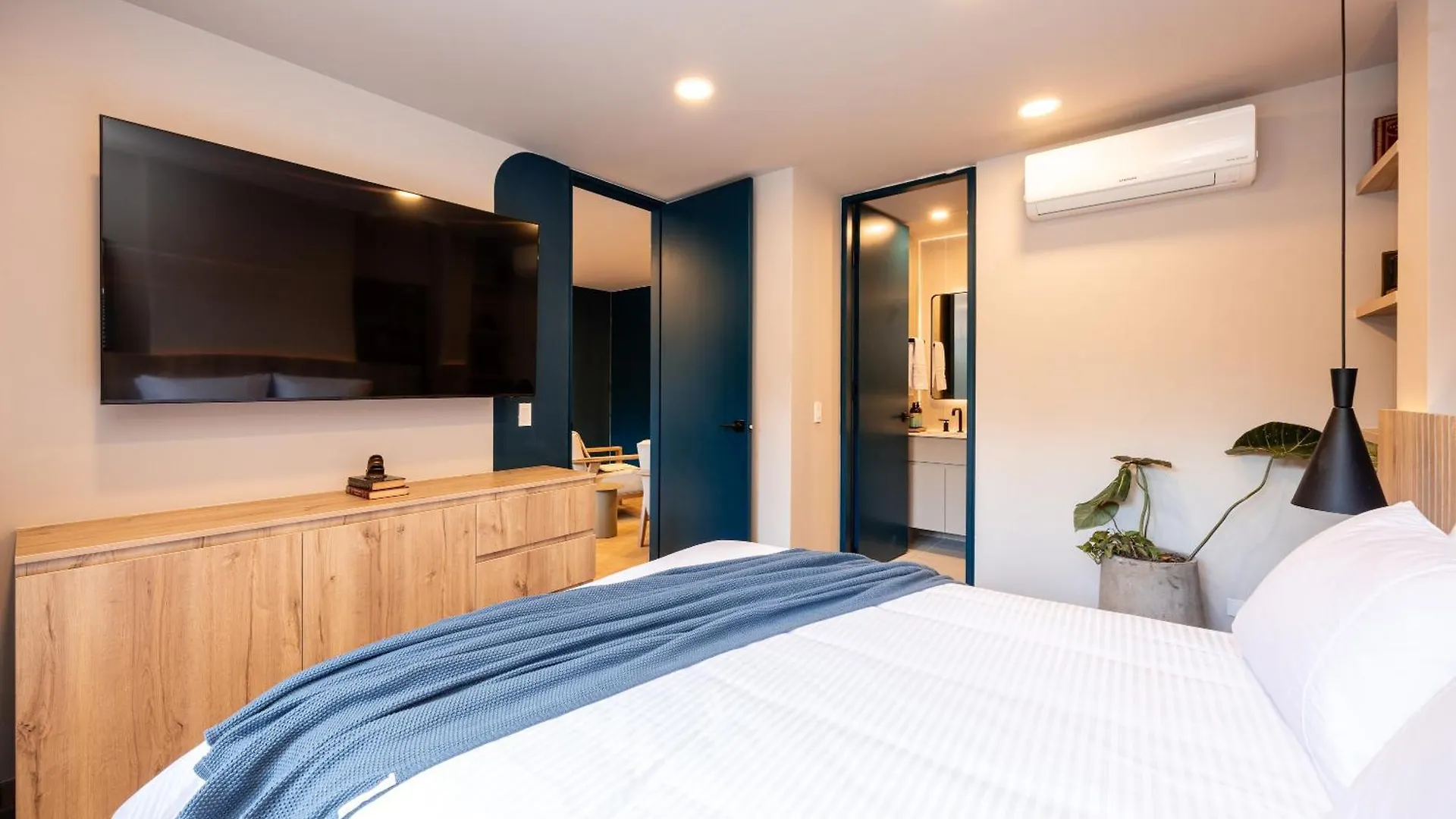 מדיין Stratasix Hotel
