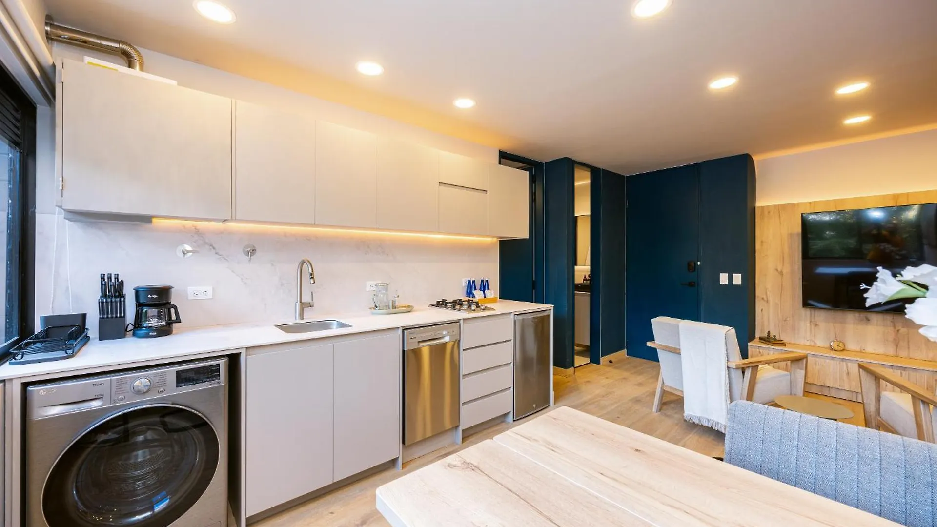 מדיין Stratasix Hotel