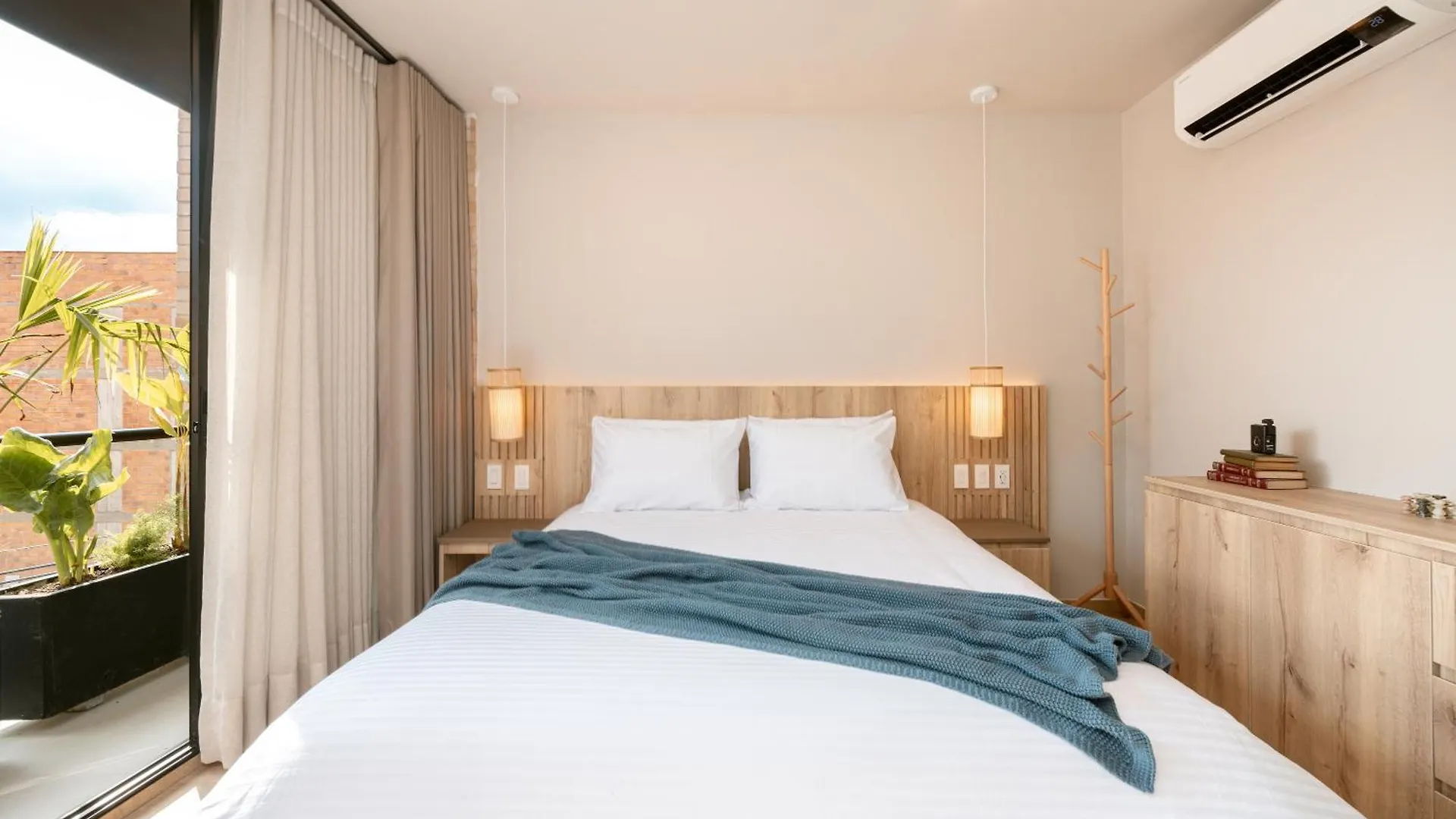 מדיין Stratasix Hotel מלון דירות
