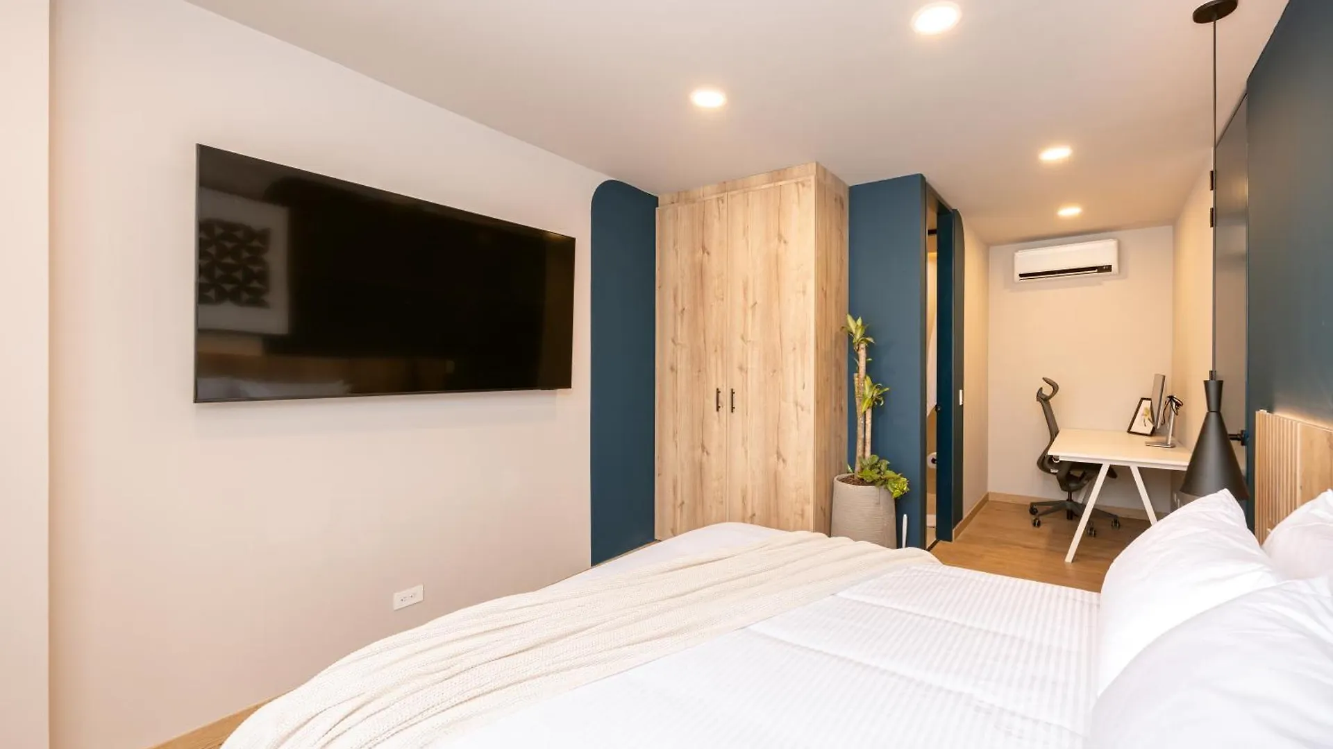 מלון דירות מדיין Stratasix Hotel