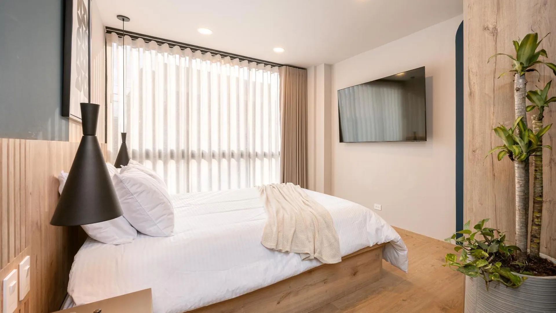 מדיין Stratasix Hotel