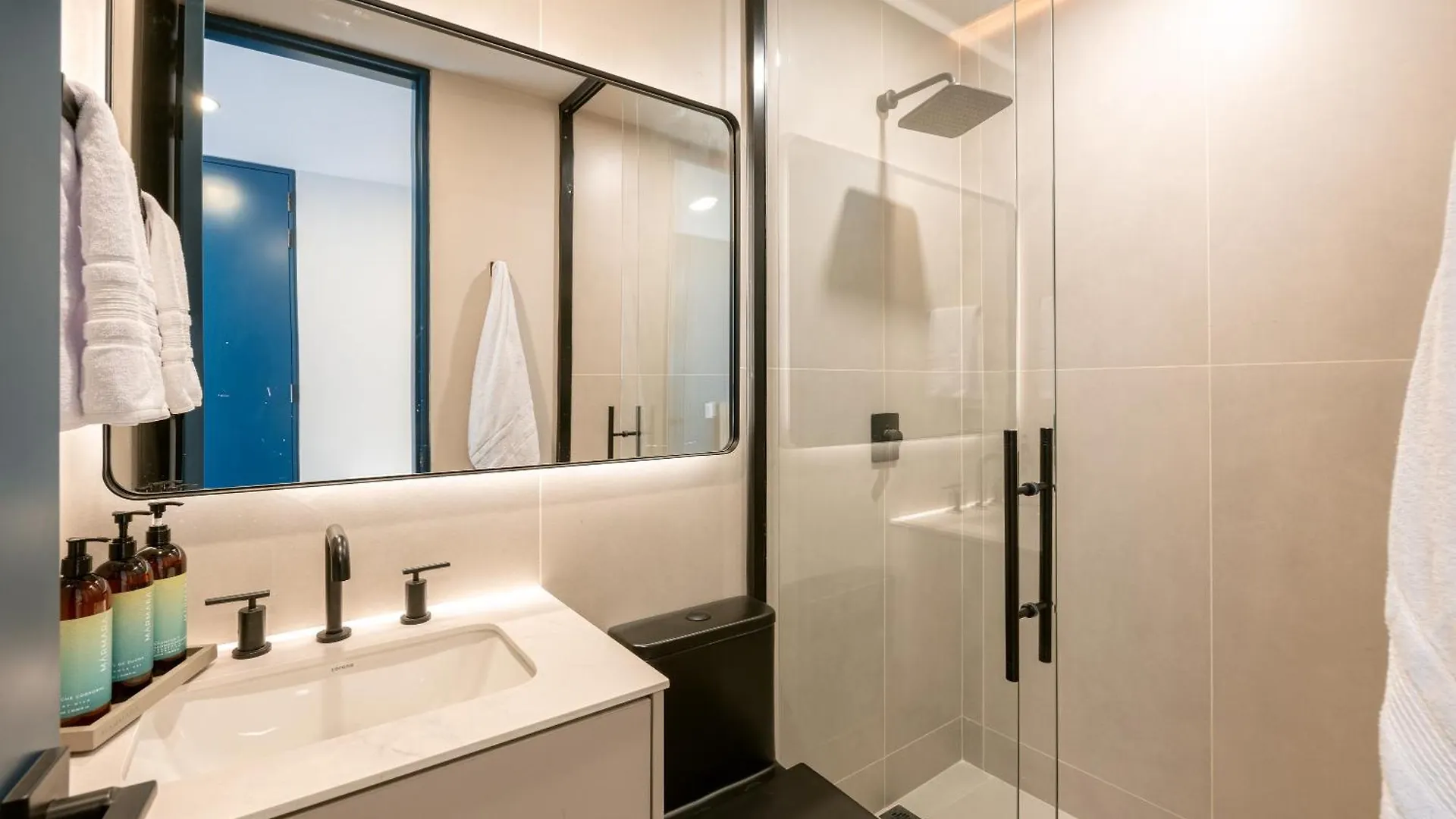 מלון דירות מדיין Stratasix Hotel